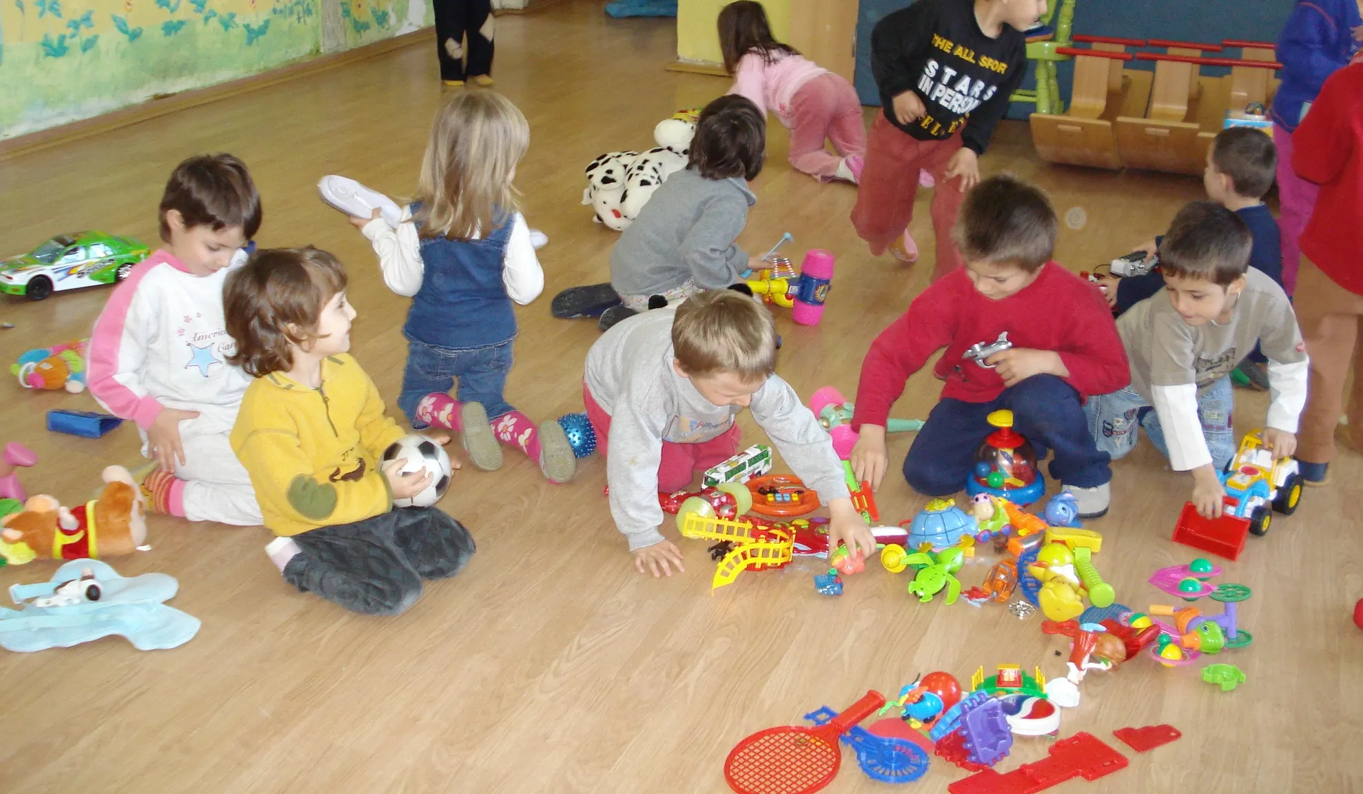 Incident la o grădiniță din Vaslui! Educatoarea a lovit o fetiță,apoi a acoperit rana cu fond de ten