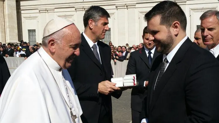 Ministrul Dan Stoenescu a mulțumit Papei pentru sprijinul acordat românilor