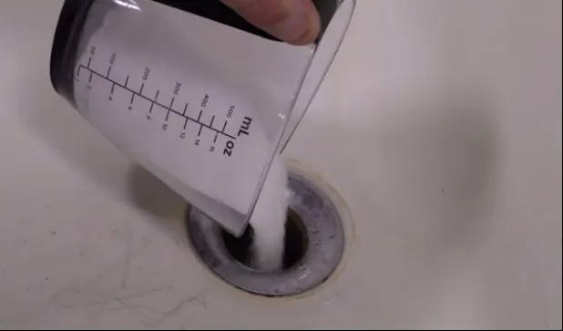 A turnat o cană plină cu sare în chiuvetă. Motivul este ingenios
