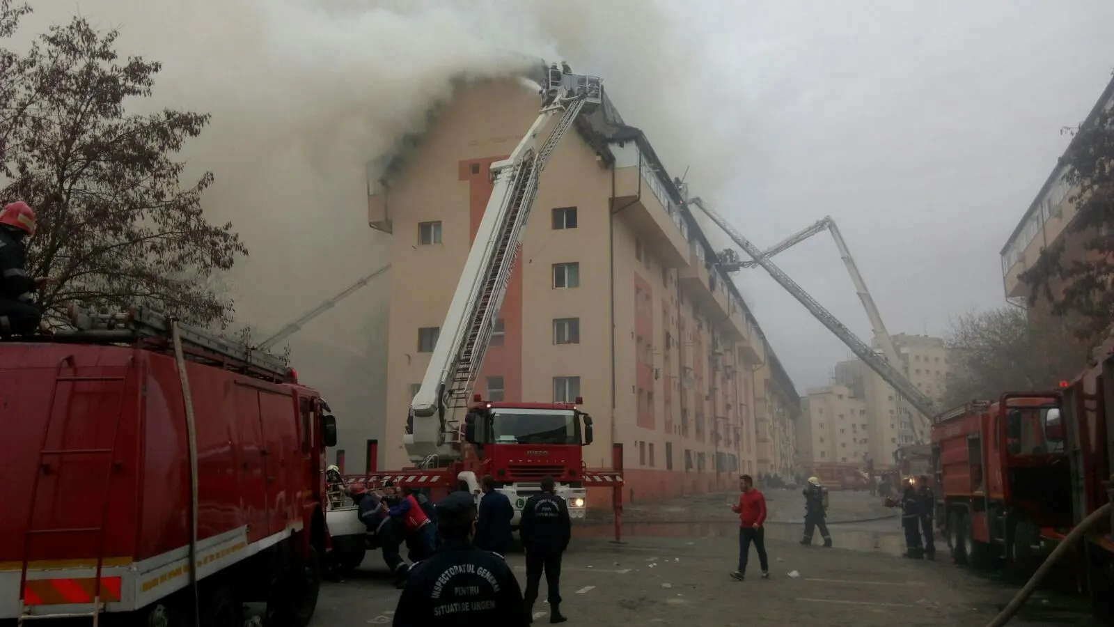 Incendiu puternic într-un bloc de locuințe din București. Pompierii intervin cu 16 autospeciale