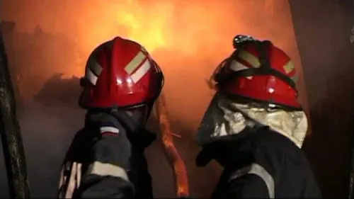 Incendiu de amploare la un depozit de artificii din Ploiești! 2 tone de materiale pirotehnice, arse