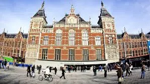 Focuri de armă trase în timpul arestării a trei bărbaţi suspecţi, în gara din Amsterdam