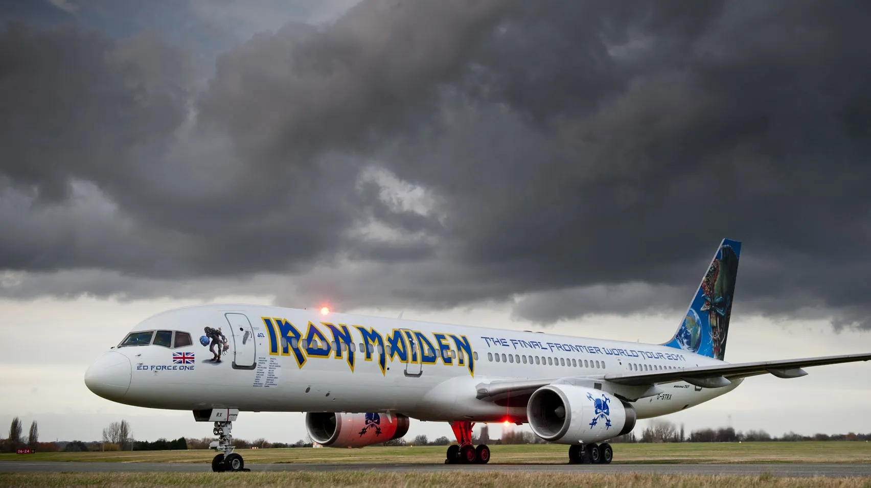 Avionul trupei Iron Maiden, implicat într-un accident. Două persoane au fost rănite