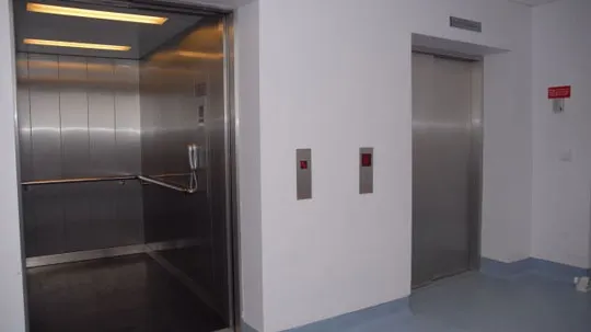 Povestea tragică a femeii care a stat blocată o lună într-un lift. A murit de foame