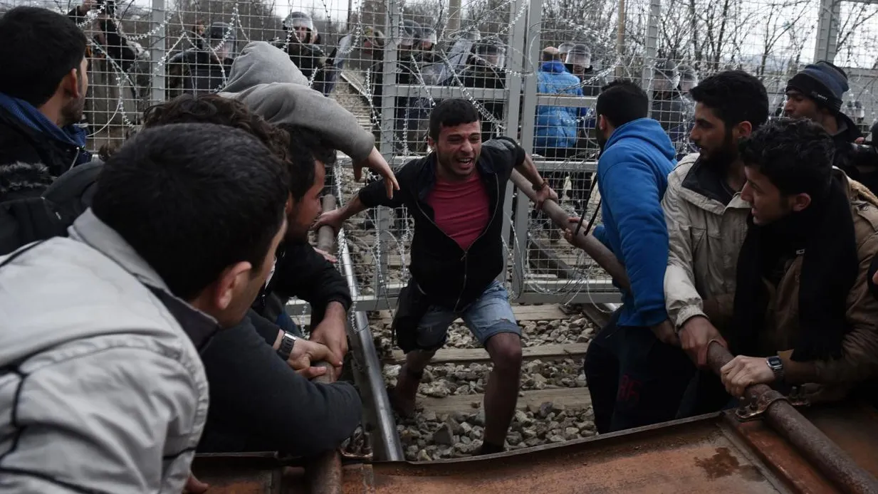 Zeci de imigranţi, răniţi la Idomeni după ce poliţiştii macedoneni au folosit gaze lacrimogene