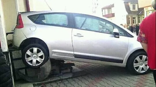 Accident bizar. O șoferiță a intrat cu mașina într-o biserică