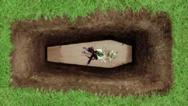 Întâmplare şocantă în Neamţ. Când au deschis sicriul, au rămas muţi. Ce era în interior