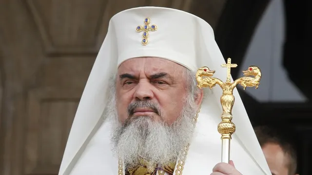 ALEGERI LOCALE 2016. Patriarhul Daniel a votat la Şcoala 74 şi a împărţit icoane