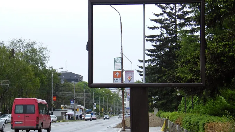 Accident grav în Arad. Un panou publicitar a căzut peste o bătrână