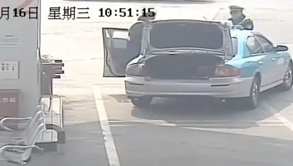 Imagini uluitoare. Un șofer a gonit pe autostradă cu un polițist pe capotă și unul pe portieră