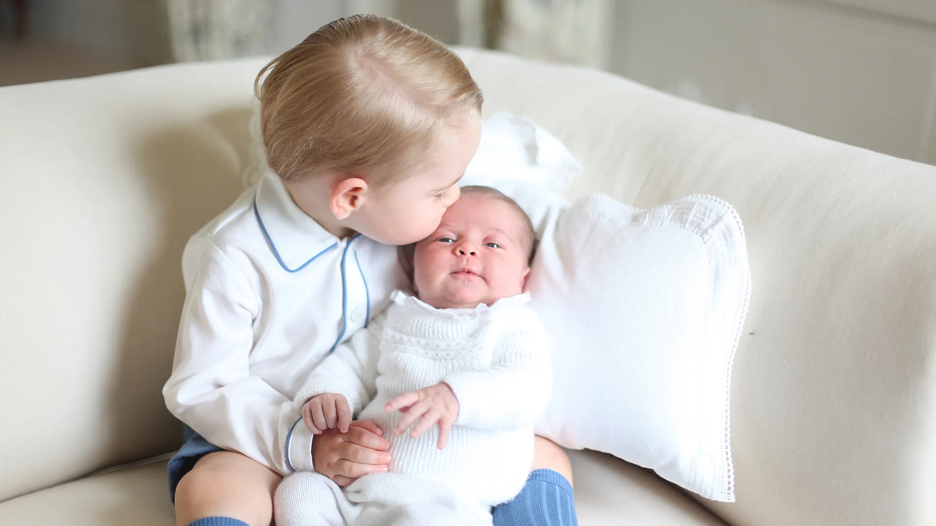 Cea mai emoționantă fotografie cu prinții George și Charlotte alături de părinții lor, în vacanță