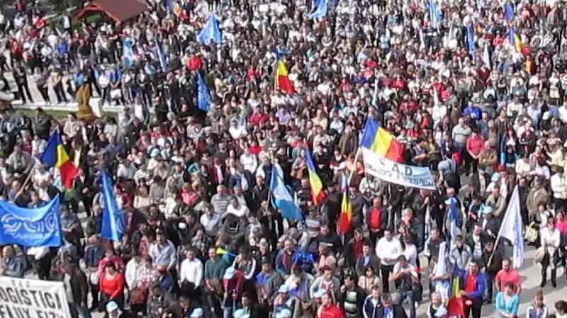 Protest cu 8.000 de oameni la Mioveni pentru autostrada Pitești-Sibiu