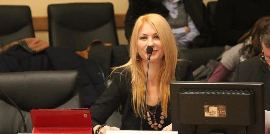 Sexy viceprimăriţa care nu doarme. Se laudă că va munci 22 de ore pe zi