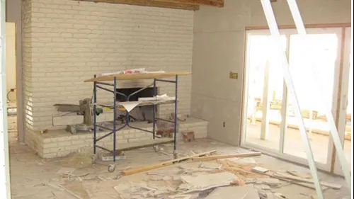 Renova casa, când a găsit o hârtie ascunsă, cu un mesaj pe ea. Când l-a citit, a rămas șocat