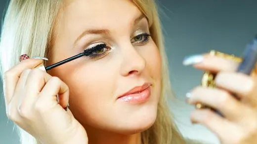 Euromonitor: Câţi bani dau româncele, anual, pe cosmetice