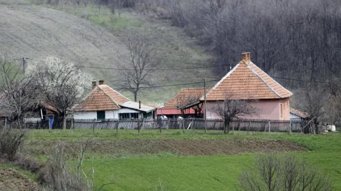 1.600 de săteni s-au trezit cu absolut toate datoriile plătite. Ce vedetă a făcut gestul acesta