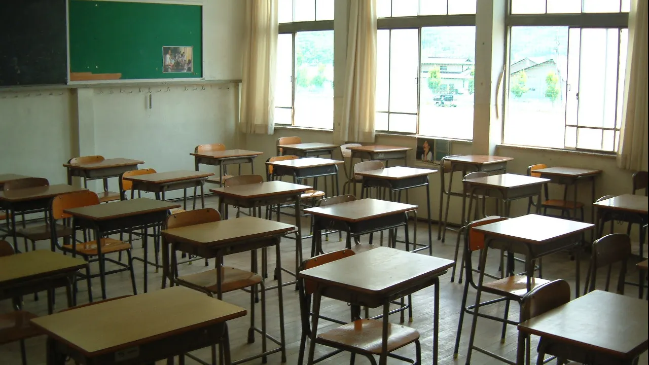  Scandalos. Un părinte a snopit în bătaie un elev, chiar în timpul orei. Nimeni nu a intervenit
