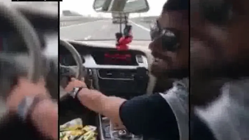 Şofer român teribilist: a condus pe autostradă, de pe scaunul din dreapta. Totul a fost filmat