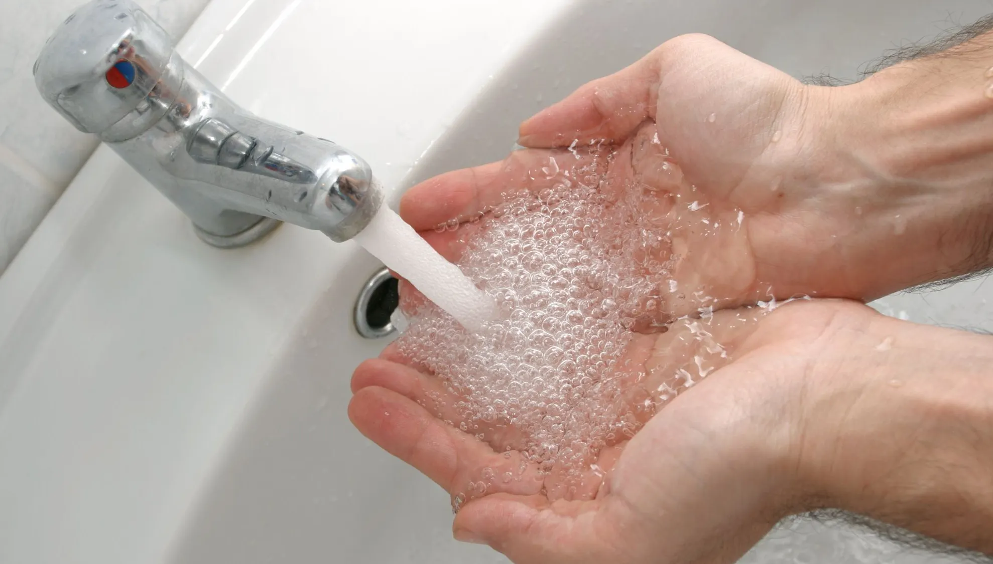 Efectele clorului pentru mâini. 4 pericole la care te expui fără să știi