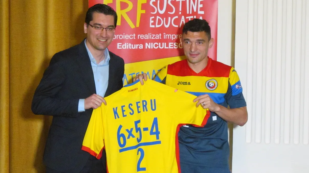 Fotbaliştii de la Naţională s-au antrenat în tricouri cu formule matematice
