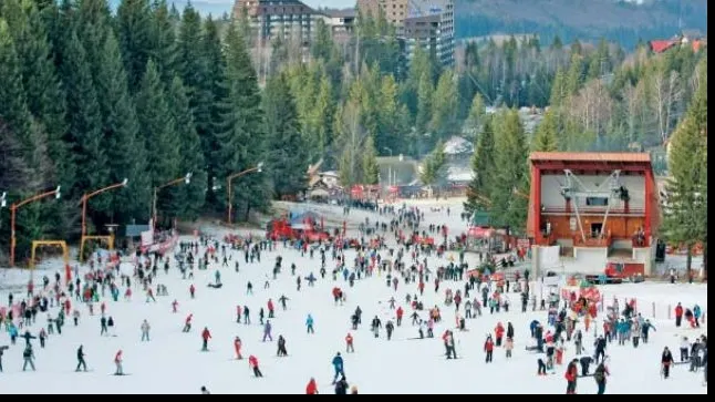 Trafic restricţionat la intrarea în Poiana Braşov. Motivul: parcările sunt pline