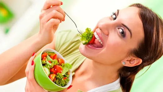 Avertismentul unui medic român: "Nu poţi scăpa de cancer devenind vegetarian"
