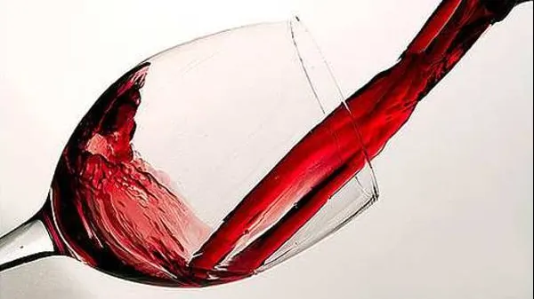 Este mai grav decât crezi. Ce pățești dacă bei un pahar de vin sau o bere în fiecare zi