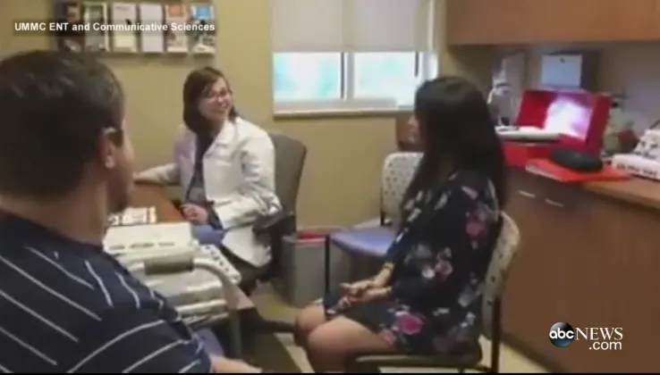 I-a plătit iubitei surde un implant ca să audă. Operația a reușit!Primul lucru pe care i l-a spus