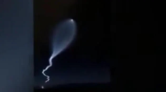 OZN ciudat, filmat de piloții unui avion în timpul zborului. Imagini incredibile
