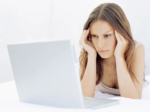 A căutat poze de la nuntă în laptopul soțului. ȘOC! A băgat imediat divorț. Ce a descoperit femeia