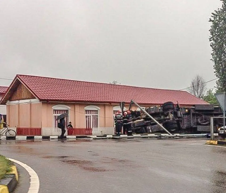 Accident cu repetiţie: muzeu în pericol, după ce un Tir a ieşit de pe şosea direct în clădire