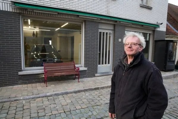 Primăria i-a interzis să contruiască o uşă de garaj. A inventat ceva incredibil! Cum scoate maşina