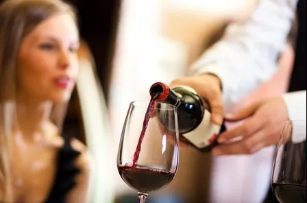 Cum arăți după ce ai băut al doilea sau al treilea pahar de vin. Râzi cu lacrimi