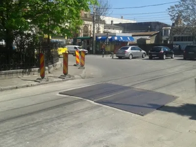 Inventivitatea unui Dorel din Ploieşti. Ce a folosit ca să astupe o groapă din centrul oraşului