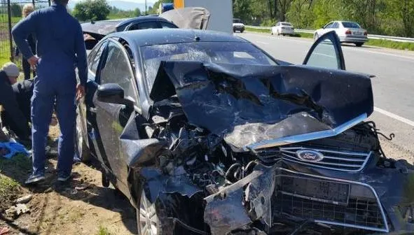 Accident spectaculos, pe o şosea din Banat. Momentul, surprins de camerele video