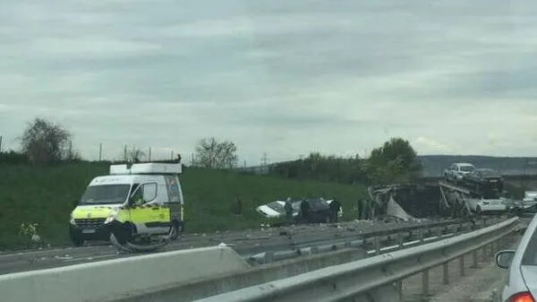 Grav accident pe o autostradă: două camioane şi şase autoturisme implicate. Cel puţin 12 răniţi