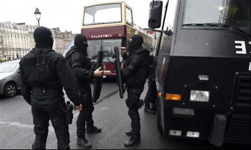Atac armat lângă o școală din Franța: doi oameni, uciși