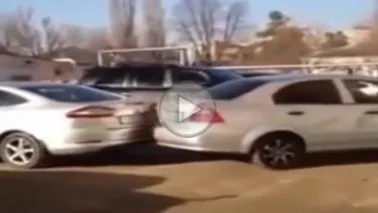 Vai, ce şoferiţă! Ca să facă o parcare a avariat 17 maşini