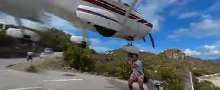 Momentul stupefiant când un avion era să lovească capul unui fotograf