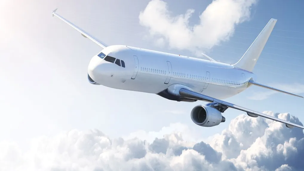 A vrut să cumpere un bilet de avion, dar a avut un șoc. Ce i-a spus vânzătoarea când a văzut-o
