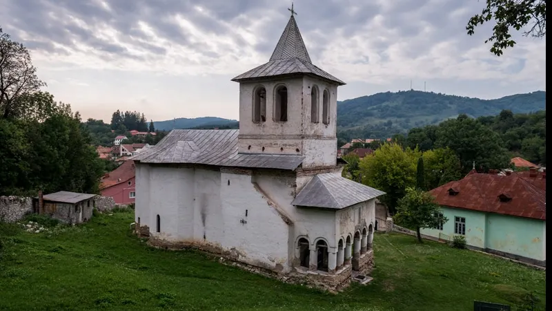 "Suntem salvaţi! E aur sub toată biserica!" Comoara ascunsă de Brâncoveanu la Baia de Aramă