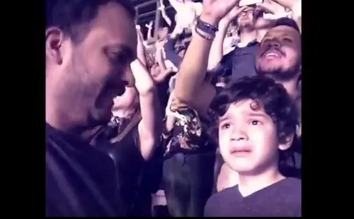 Un copil cu autism aude, live, piesa preferată. Reacția lui, de milioane. Imaginile sunt virale