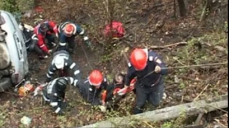 Un bărbat a căzut într-o râpă la Breaza