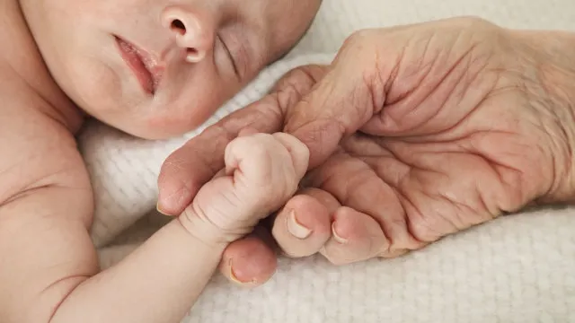 A născut tripleţi la vârsta la care alte femei devin bunici. Vei fi uimit să afli câţi ani are