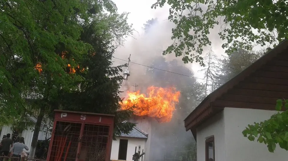 O biserică a fost cuprinsă de flăcări. Lăcaşul de cult, aproape distrus