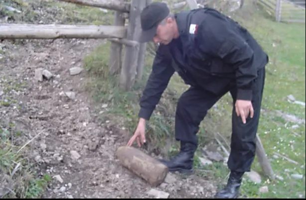 Descoperire halucinantă la un centru de colectare a fierului vechi. Pericol de explozie