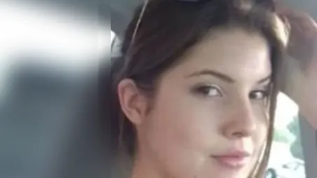 O brunetă sexy şi-a făcut selfie la volan. A descărcat poza, a realizat că a trecut pe lângă moarte