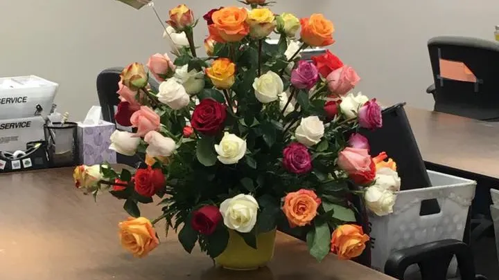 De ce un simplu buchet de flori i-a făcut pe toţi să plângă. Explicaţia e copleşitoare