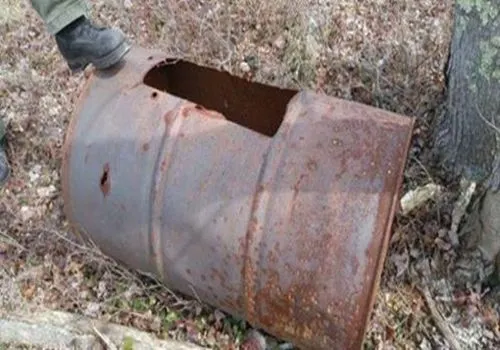 Au găsit un butoi ruginit în pădure. Credeau că e plin de gunoi.Au avut un șoc când s-au uitat în el
