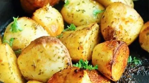 Aşa faci cei mai buni cartofi la cuptor. Ingredientul ţinut secret de marii bucătari